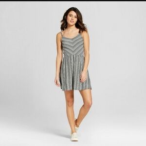 Universal Threads V-Neck Striped Chevron Knit Dress Black White Medium